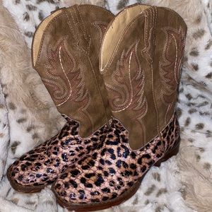 Girls cheetah boots size 2 youth.